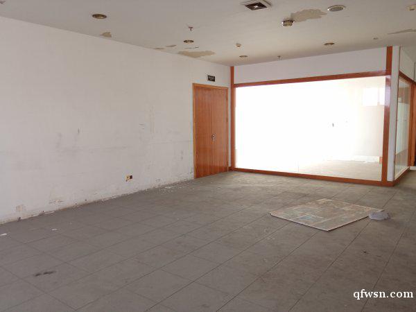 市中心,地鐵口,2樓商鋪出租,好停車,雙樓梯 市中心,地鐵口,2樓商鋪出租,好停車,雙樓梯