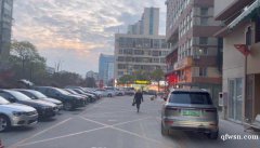 便宜底樓商鋪出售，大路邊，可餐飲，好停車，兩層